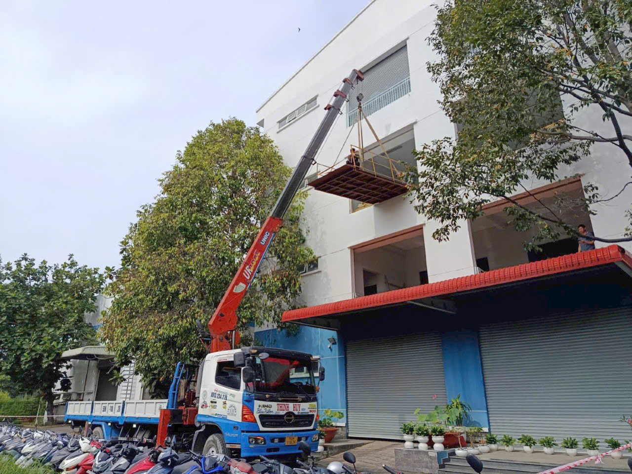 Thuê xe nâng hàng dọn kho trọn gói