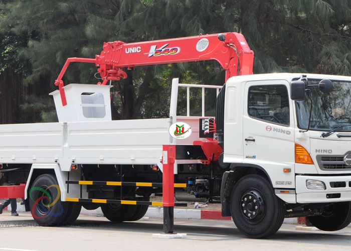 CHO THUÊ XE NÂNG NGƯỜI CẮT TỈA CÂY XANH